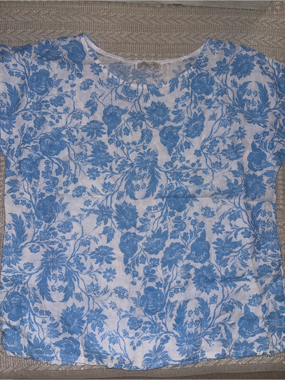 Women blue/white top